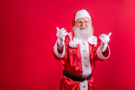 Foto de Papá Noel en ropa típica de Navidad. - Imagen libre de derechos