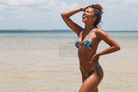 Téléchargez les photos : Jeune femme brune avec bikini coloré en été. - en image libre de droit