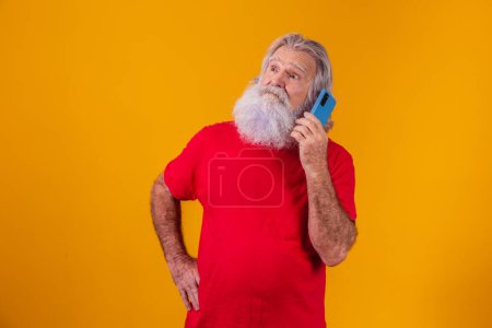 Foto de Alegre anciano hablando por teléfono - Imagen libre de derechos