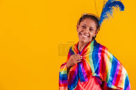 Téléchargez les photos : Belle femme habillée pour la nuit de carnaval. Femme afro avec maquillage carnaval - en image libre de droit