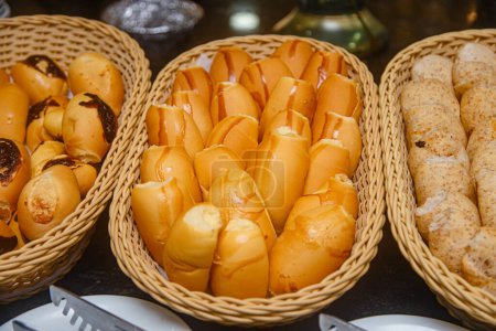 Téléchargez les photos : Photo d'une variété de pains lors d'un petit déjeuner à l'hôtel - en image libre de droit