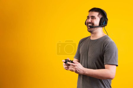 Foto de Hombre guapo emocionado jugando videojuego - Imagen libre de derechos