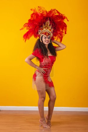 Foto de Joven bailarina brasileña africana de samba vestida para el carnaval - Imagen libre de derechos
