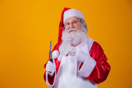 Foto de Papá Noel sosteniendo un cuchillo. Malvado concepto de Santa Claus. Asesinato.
. - Imagen libre de derechos