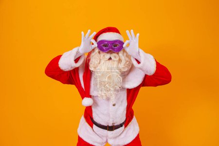 Foto de Hermoso Santa Claus vestido para la noche de carnaval. - Imagen libre de derechos