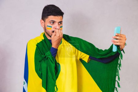 Téléchargez les photos : Supporteur brésilien devient nerveux pendant le match - en image libre de droit