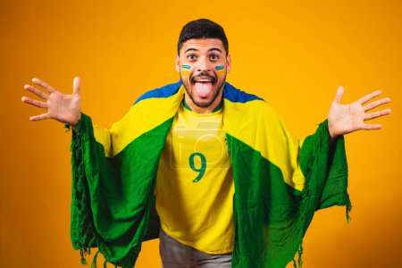 Foto de Abanico brasileño animando a la multitud sobre fondo amarillo. - Imagen libre de derechos