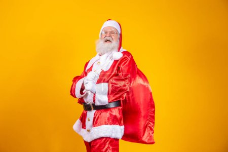 Foto de Real Santa Claus con un fondo rojo, con gafas, guantes y un sombrero mirando al lado. - Imagen libre de derechos