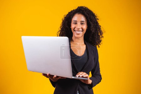 Téléchargez les photos : Jeune afro femme en utilisant ordinateur portable - en image libre de droit