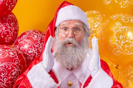 Foto de Santa Claus con algunos globos en el fondo - Imagen libre de derechos