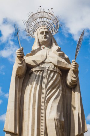 Foto de Santa Cruz, Brasil - 12 de marzo de 2021: La estatua católica más grande del mundo, la estatua de Santa Rita de Cassia, de 56 metros de altura, ubicada en los fondos del noreste. - Imagen libre de derechos