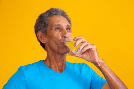 Téléchargez les photos : Homme âgé boire de l'eau pour hydrater. - en image libre de droit