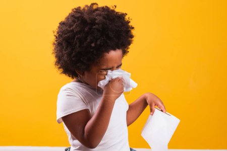 Téléchargez les photos : Allergies ou concept froid. petite fille afro essuyant son nez froid - en image libre de droit