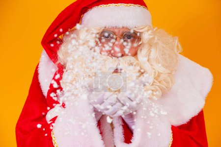 Téléchargez les photos : Joyeux Noël et bonnes vacances ! Le Père Noël souffle la neige
. - en image libre de droit