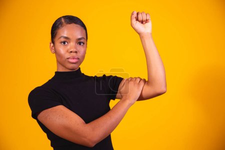 Téléchargez les photos : Femme noire faisant signe de militantisme ou d'indépendance - en image libre de droit