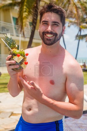 Foto de Hombre de vacaciones en risort beber dulce piña bebida. - Imagen libre de derechos