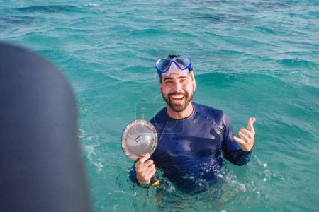 Foto de Foto de un chico joven de vacaciones con gafas de baño en el mar. hombre de vacaciones disfrutando del océano - Imagen libre de derechos