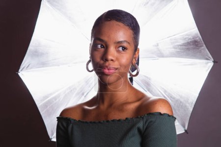 Téléchargez les photos : Femme noire. Portrait de femme noire en studio photo - en image libre de droit