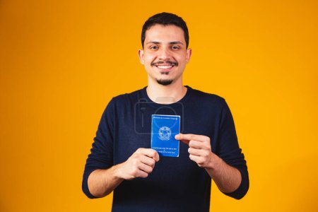 Foto de Hombre brasileño con documento de trabajo y seguridad social, (Carteira de Trabalho e Previdencia Social) - Imagen libre de derechos