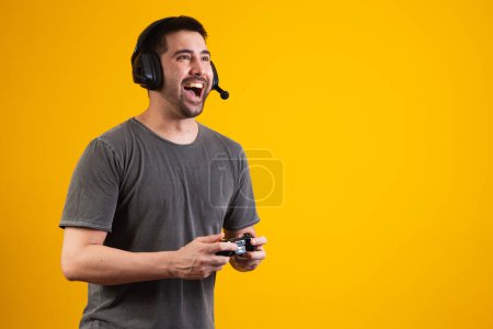 Foto de Hombre guapo emocionado jugando videojuego - Imagen libre de derechos
