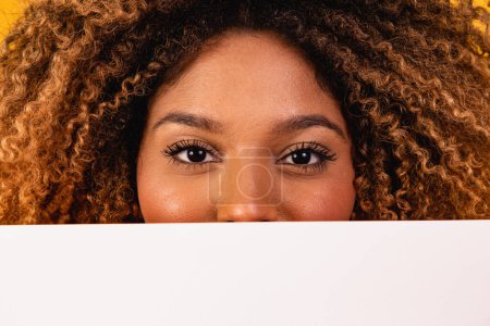 Foto de Mujer con ojos de muestra y tabla de promoción cubriendo el resto de su cara - Imagen libre de derechos