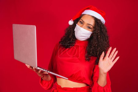 Téléchargez les photos : Jeune femme afro-américaine célébrant Noël à la maison en raison de l'épidémie de coronavirus - en image libre de droit