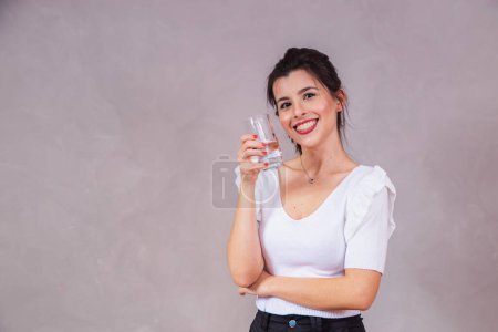 Foto de Hermosa mujer caucásica bebiendo un vaso de agua. - Imagen libre de derechos