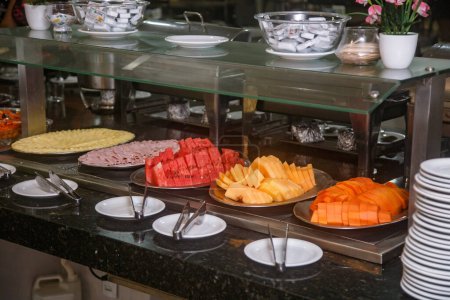 Foto de Desayuno del hotel con frutas y variedades - Imagen libre de derechos