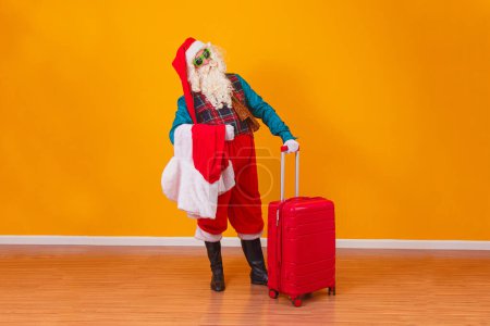 Foto de Santa Claus con su maleta. Concepto de viaje de Año Nuevo. Santa Claus en el aeropuerto
. - Imagen libre de derechos