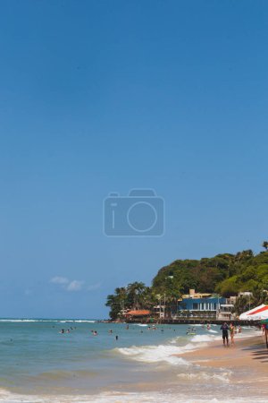 Téléchargez les photos : Natal, Rio Grande do Norte, Brésil - 12 mars 2021 : Image aérienne de la plage de Pipa au Rio Grande do Norte. vertical - en image libre de droit