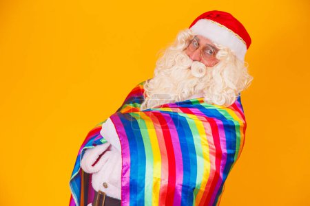 Téléchargez les photos : Père Noël gay tenant le drapeau LGBT. Concept Gay Pride de Noël. - en image libre de droit