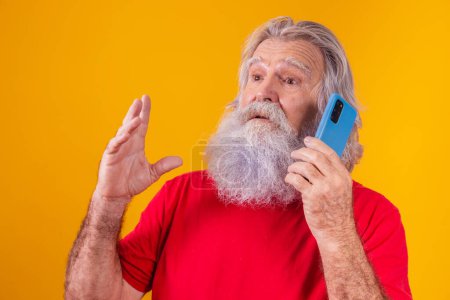Téléchargez les photos : Gai vieil homme parlant au téléphone - en image libre de droit
