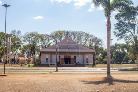 Foto de Foto de una pequeña iglesia ubicada en Pradpolis, So Paulo - Imagen libre de derechos