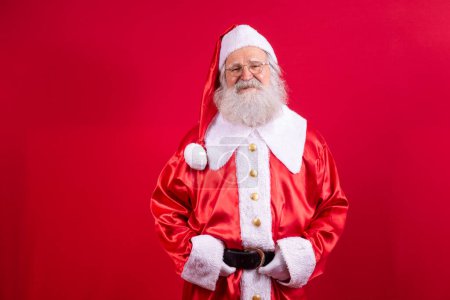 Téléchargez les photos : Père Noël dans des vêtements de Noël typiques. - en image libre de droit