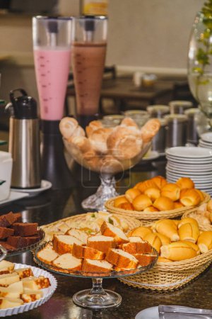 Téléchargez les photos : Hôtel petit déjeuner avec fruits et banquets - en image libre de droit