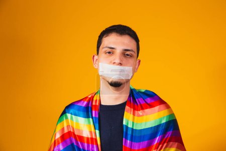 Foto de Joven homosexual con la boca cerrada en silencio por la violencia sufrida en la sociedad. prejuicio gay y violencia - Imagen libre de derechos