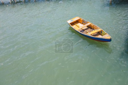 Foto de Foto aérea de una canoa en el océano - Imagen libre de derechos