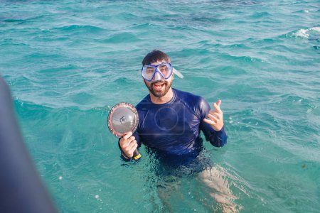 Téléchargez les photos : Photo de jeune garçon en vacances avec des lunettes de natation dans la mer. homme en vacances profiter de l'océan - en image libre de droit