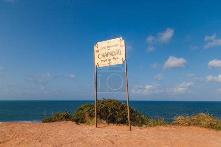 Téléchargez les photos : Natal, Rio Grande do Norte, Brésil - 12 mars 2021 : Plaque d'identification de plage de Pipa écrite en portugais "Bienvenue à chapado praia da pipa" - en image libre de droit