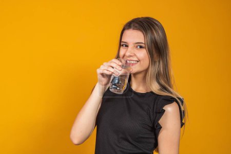 Foto de Joven rubia chica consiguiendo hidratado beber agua - Imagen libre de derechos