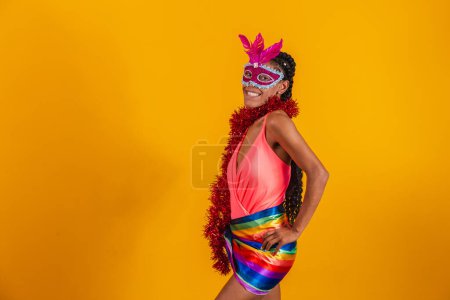 Foto de Hermosa mujer vestida para la noche de carnaval. Afro mujer con maquillaje de carnaval - Imagen libre de derechos