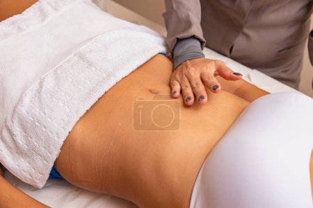 Foto de Masaje relajante y masaje de modelado, drenaje linfático, procedimientos hechos a mano y estéticos - Imagen libre de derechos