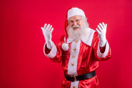 Téléchargez les photos : Père Noël dans des vêtements de Noël typiques. - en image libre de droit