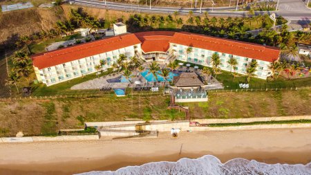 Foto de Natal, Rio Grande do Norte, Brasil - 12 de marzo de 2021: Imagen aérea del hotel Aram Praia Marina - Imagen libre de derechos