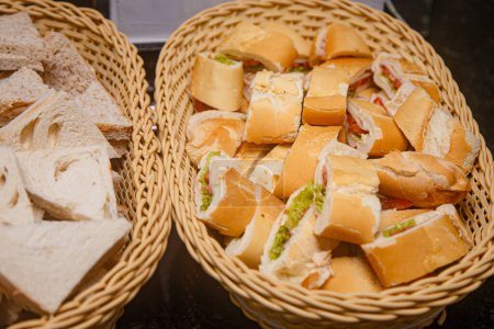 Téléchargez les photos : Photo d'une variété de pains lors d'un petit déjeuner à l'hôtel - en image libre de droit