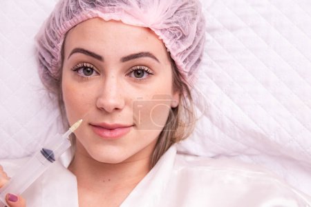 Foto de Primer plano de la mujer que aplica ozono en su cara para el tratamiento cosmético. - Imagen libre de derechos