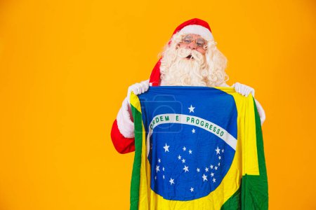 Téléchargez les photos : Le Père Noël est un fan du Brésil. Santa Claus supporter de l'équipe brésilienne. Championnat de sport. Le Père Noël tenant le drapeau brésilien. Match de football
. - en image libre de droit