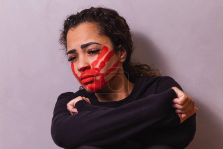 Foto de Mujer con una huella en la boca, demostrando violencia contra las mujeres. Mujer protestando contra la violencia doméstica y el abuso en segundo plano. - Imagen libre de derechos