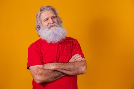 Foto de Viejo con la barba larga con los brazos cruzados mirando a la cámara - Imagen libre de derechos