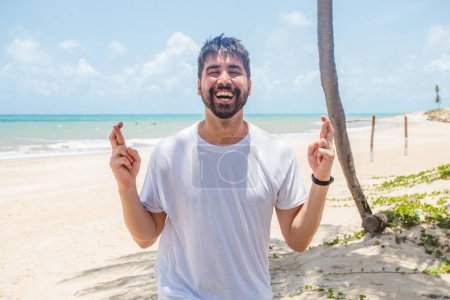 Téléchargez les photos : Beau mec sur la plage - en image libre de droit